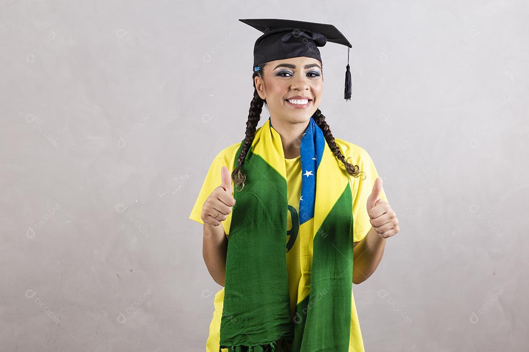 Mulher afro com roupas brasileiras e um capelo na cabeça conceito de educação do brasil