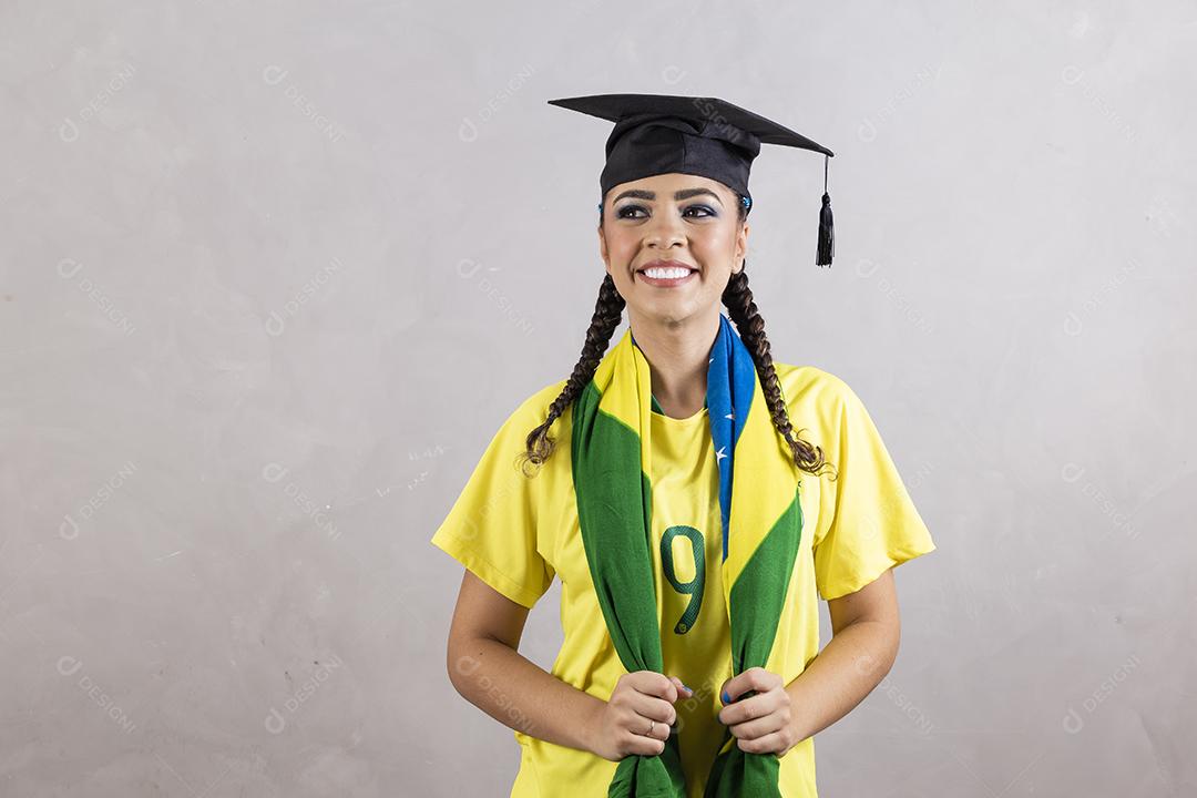 Mulher afro com roupas brasileiras e um capelo na cabeça conceito de educação do brasil