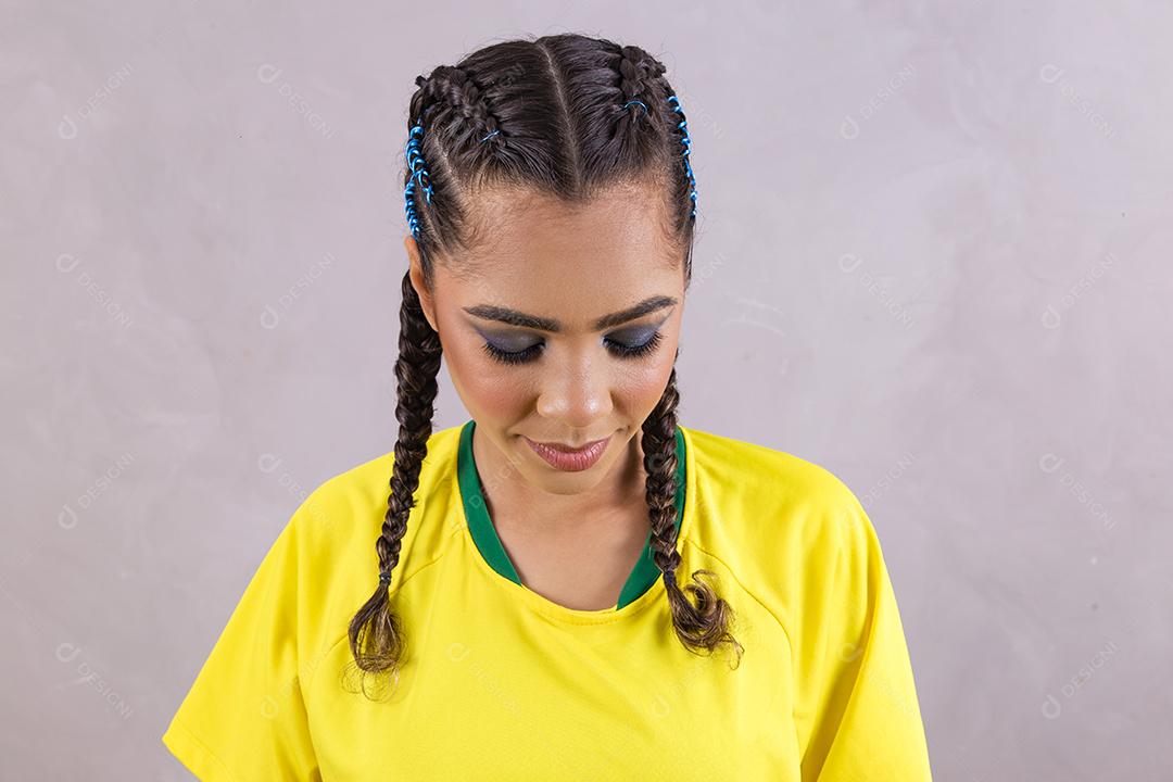 mulher com maquiagem para a copa do mundo.