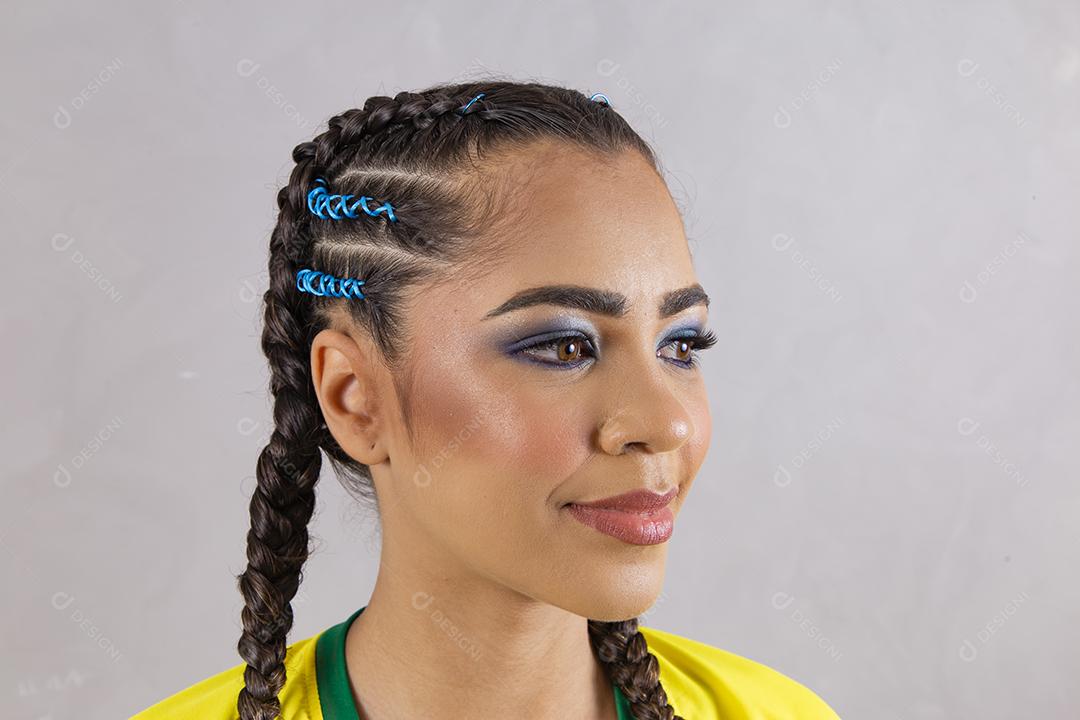 mulher com maquiagem para a copa do mundo.