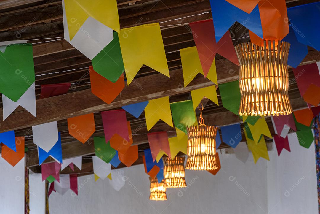 Bandeiras coloridas e balão decorativo para a festa de São João, que acontece em junho no nordeste do Brasil.