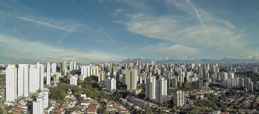 Imagem aérea da cidade de São Paulo com arco-íris