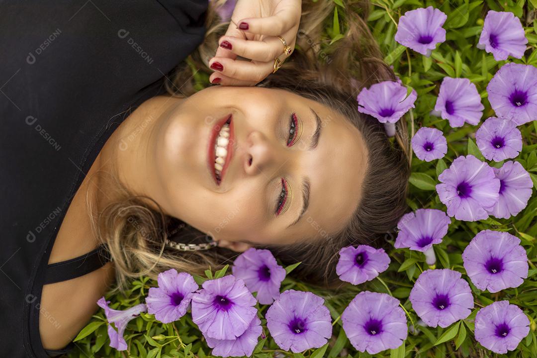 Retrato de uma jovem linda morena no parque