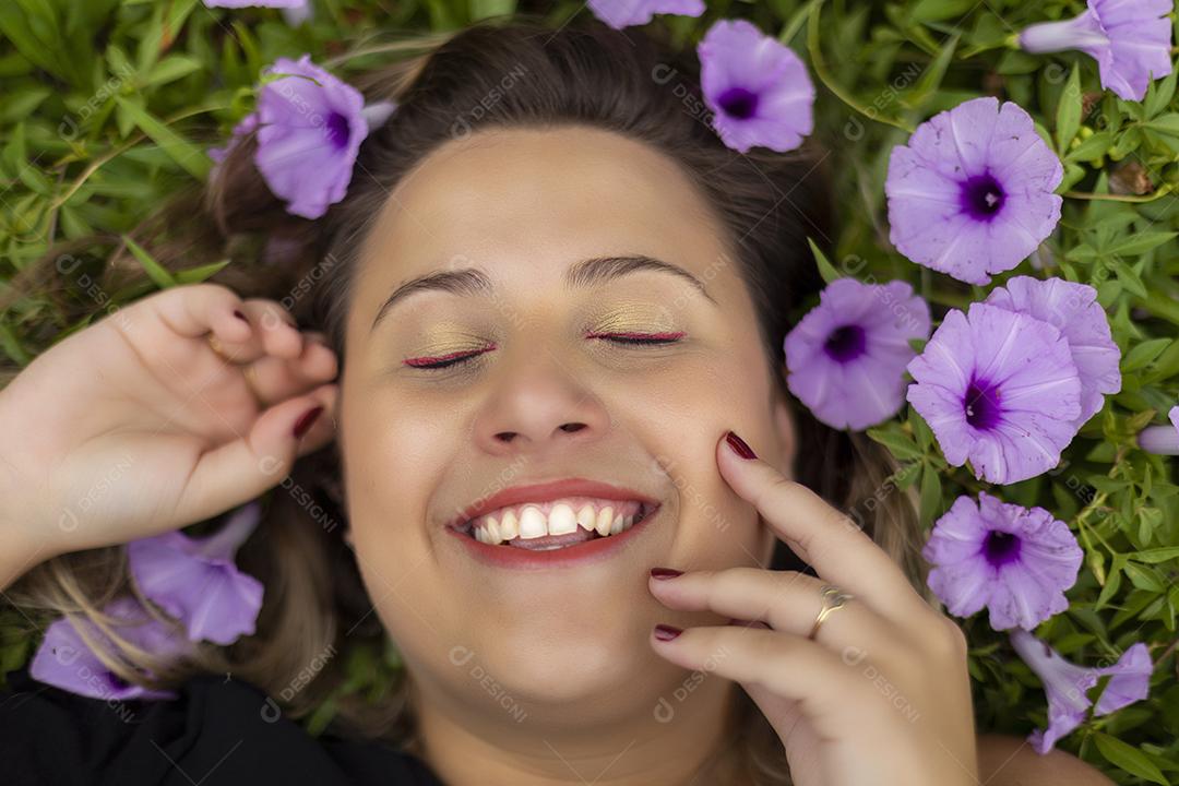 Retrato de uma jovem linda morena no parque