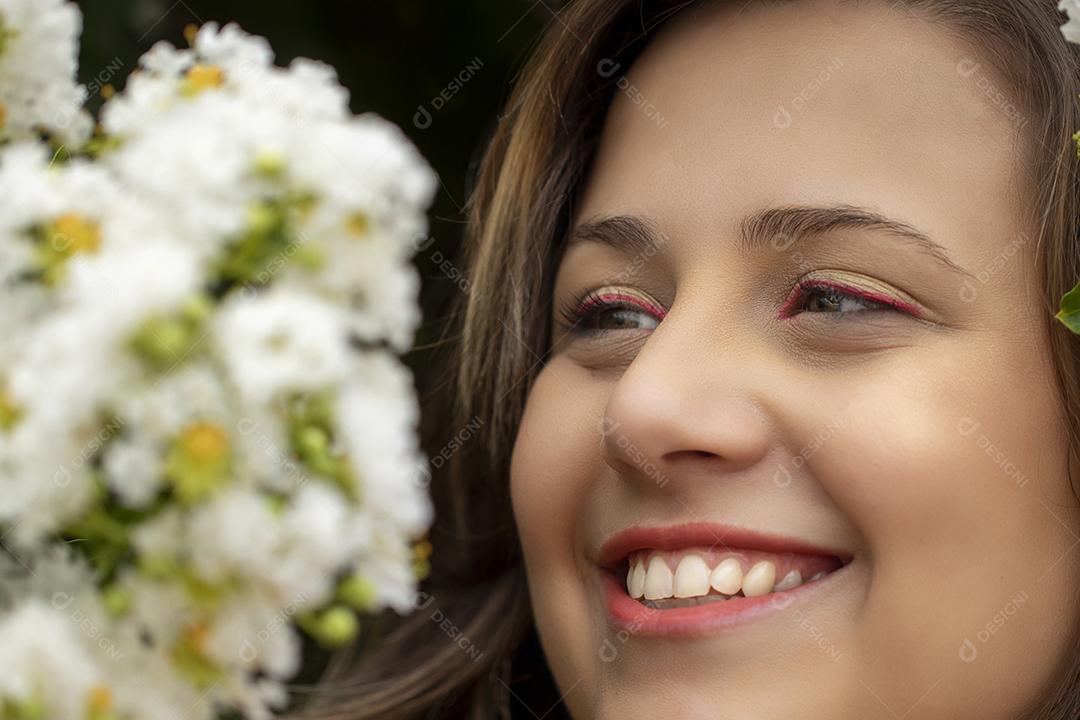 Retrato de uma jovem linda morena no parque