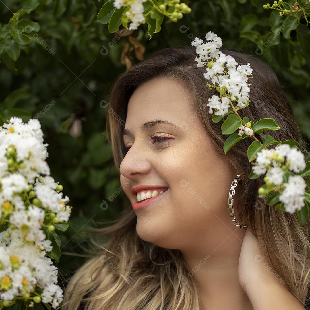 Retrato de uma jovem linda morena no parque