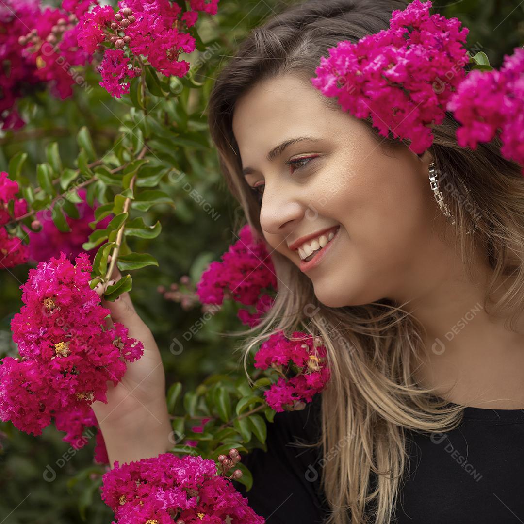 Retrato de uma jovem linda morena no parque