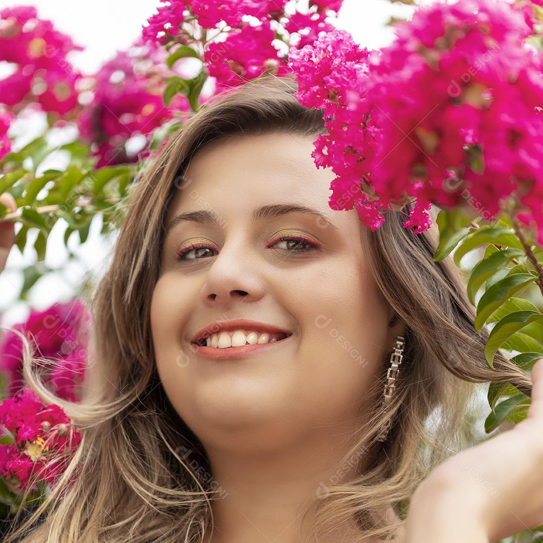 Retrato de uma jovem linda morena no parque