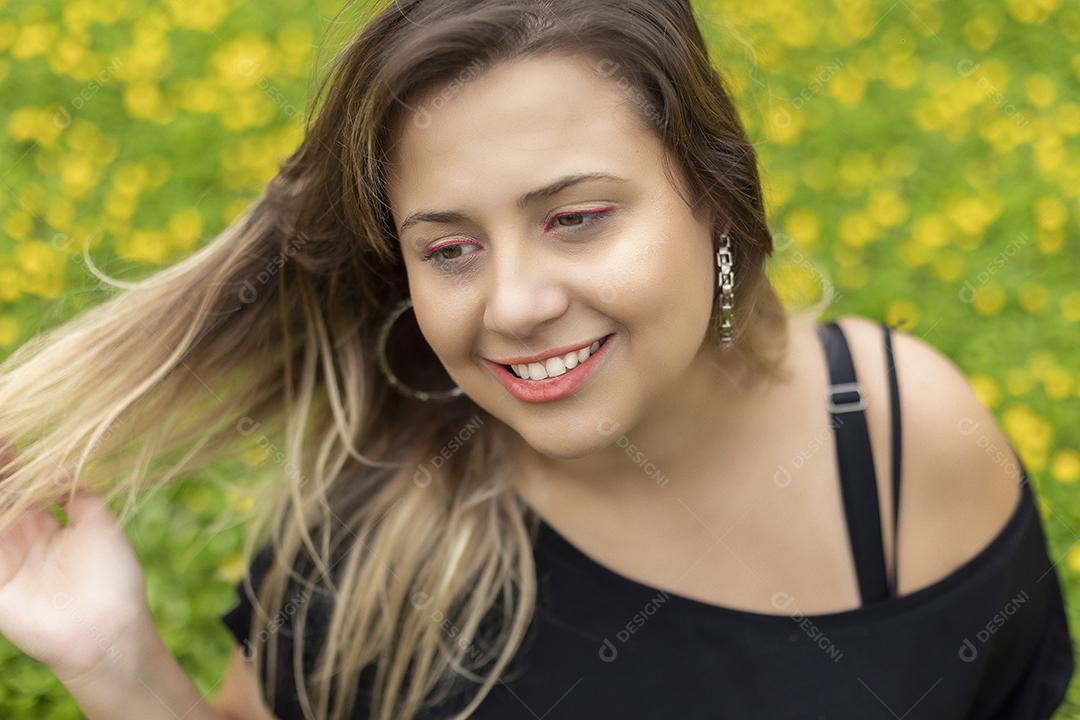 Retrato de uma jovem linda morena no parque