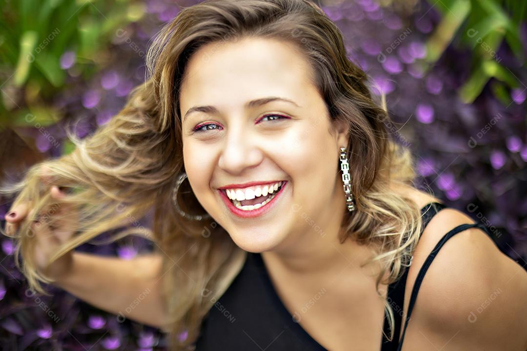 Retrato de uma jovem linda morena no parque