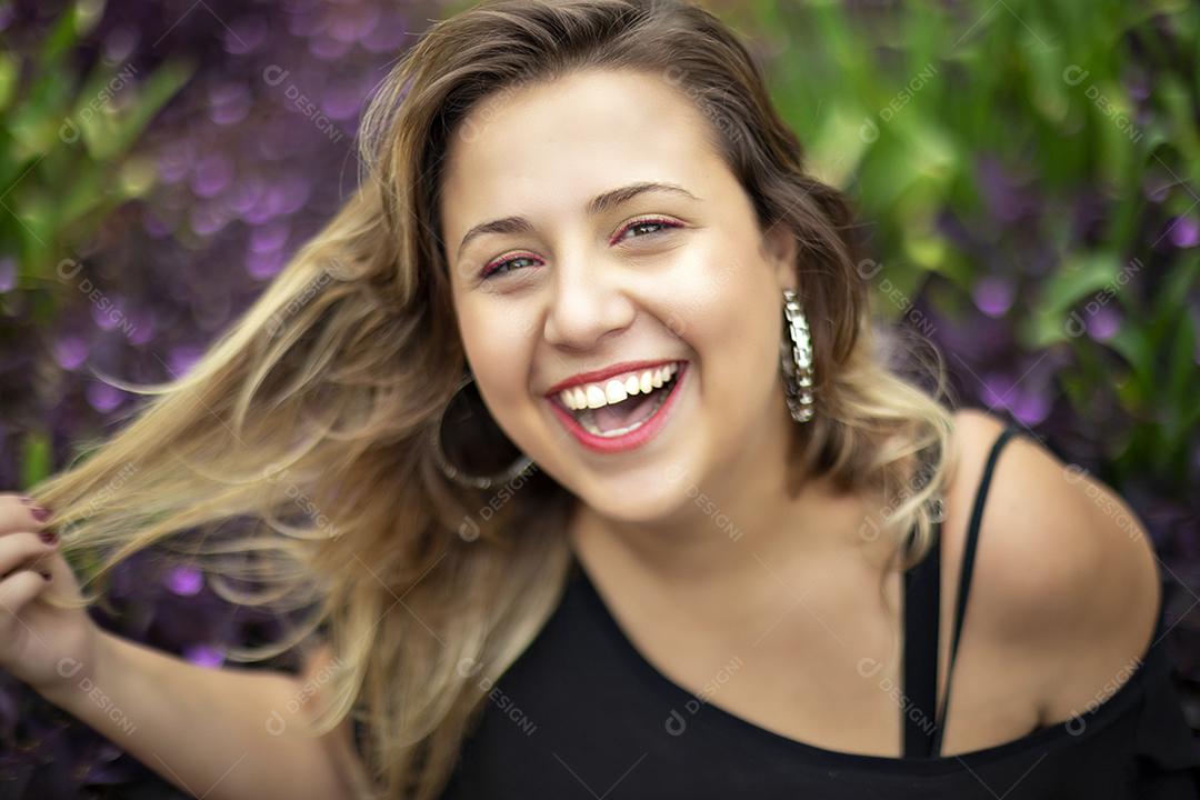 Retrato de uma jovem linda morena no parque