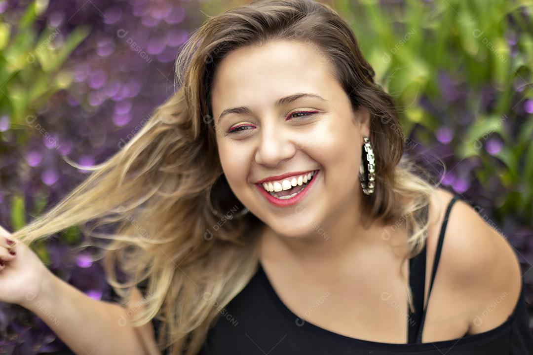 Retrato de uma jovem linda morena no parque