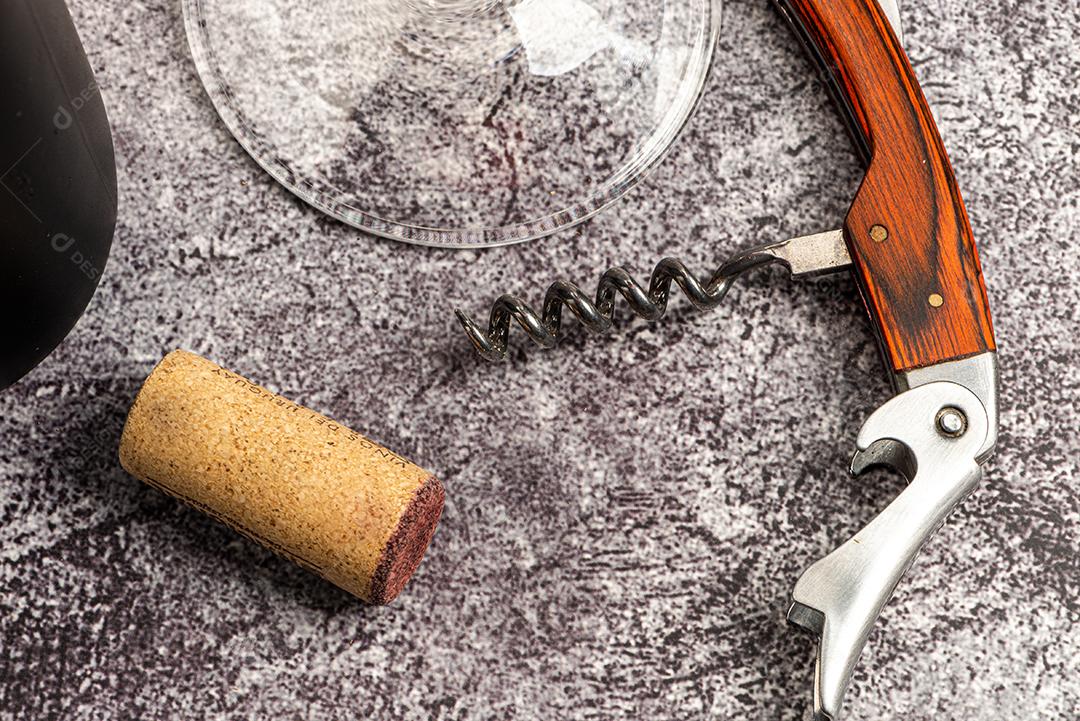 objetos para abrir uma garrafa de vinho, cortiça e cortiça