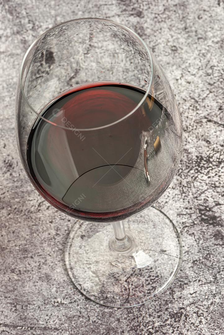 Copo de vinho tinto no fundo de mármore sem fim