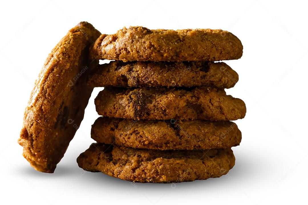 biscoitos caseiros empilhados uns sobre os outros com gotas de chocolate.