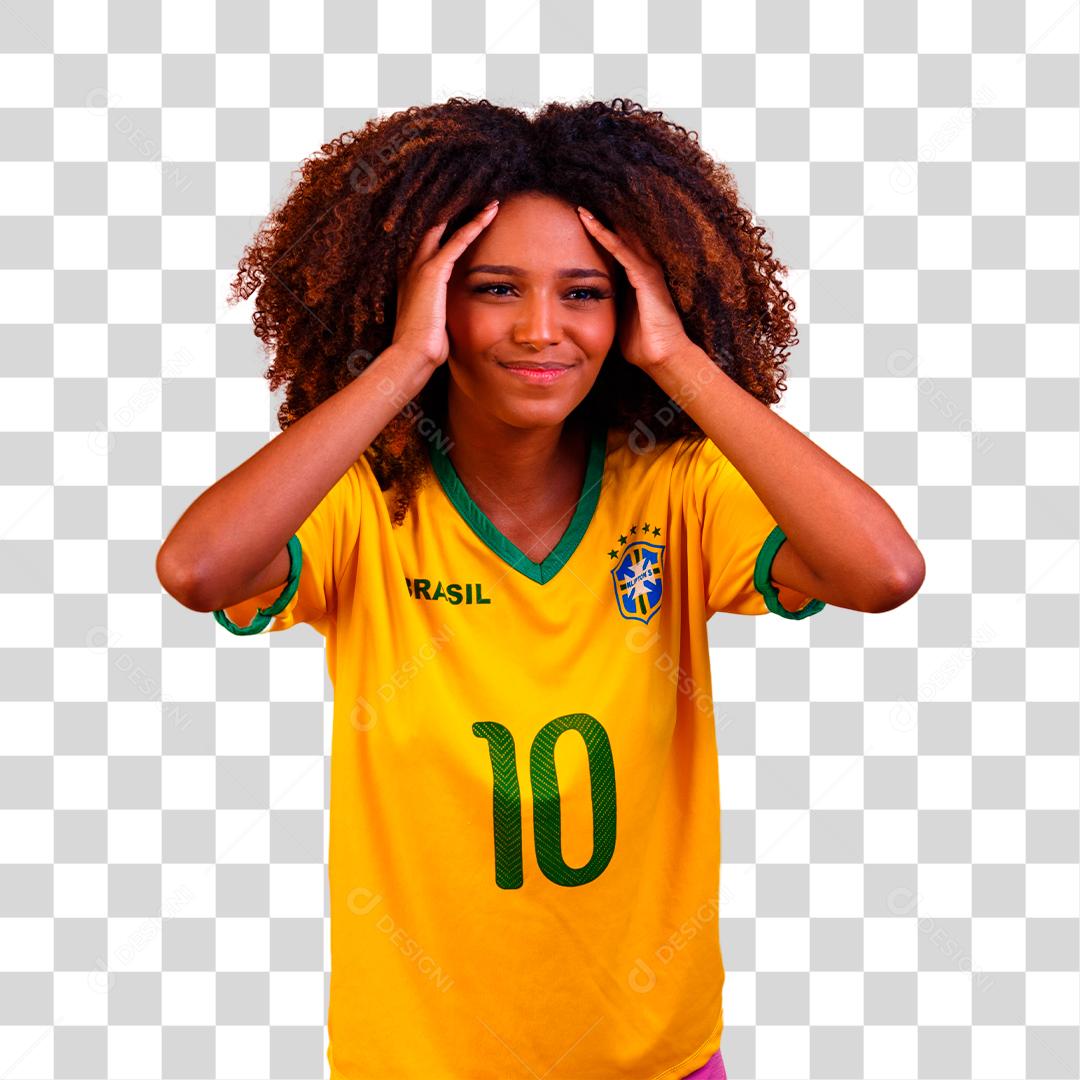 Linda morena cabelo cacheado usando camiseta seleçao brasileira futebol