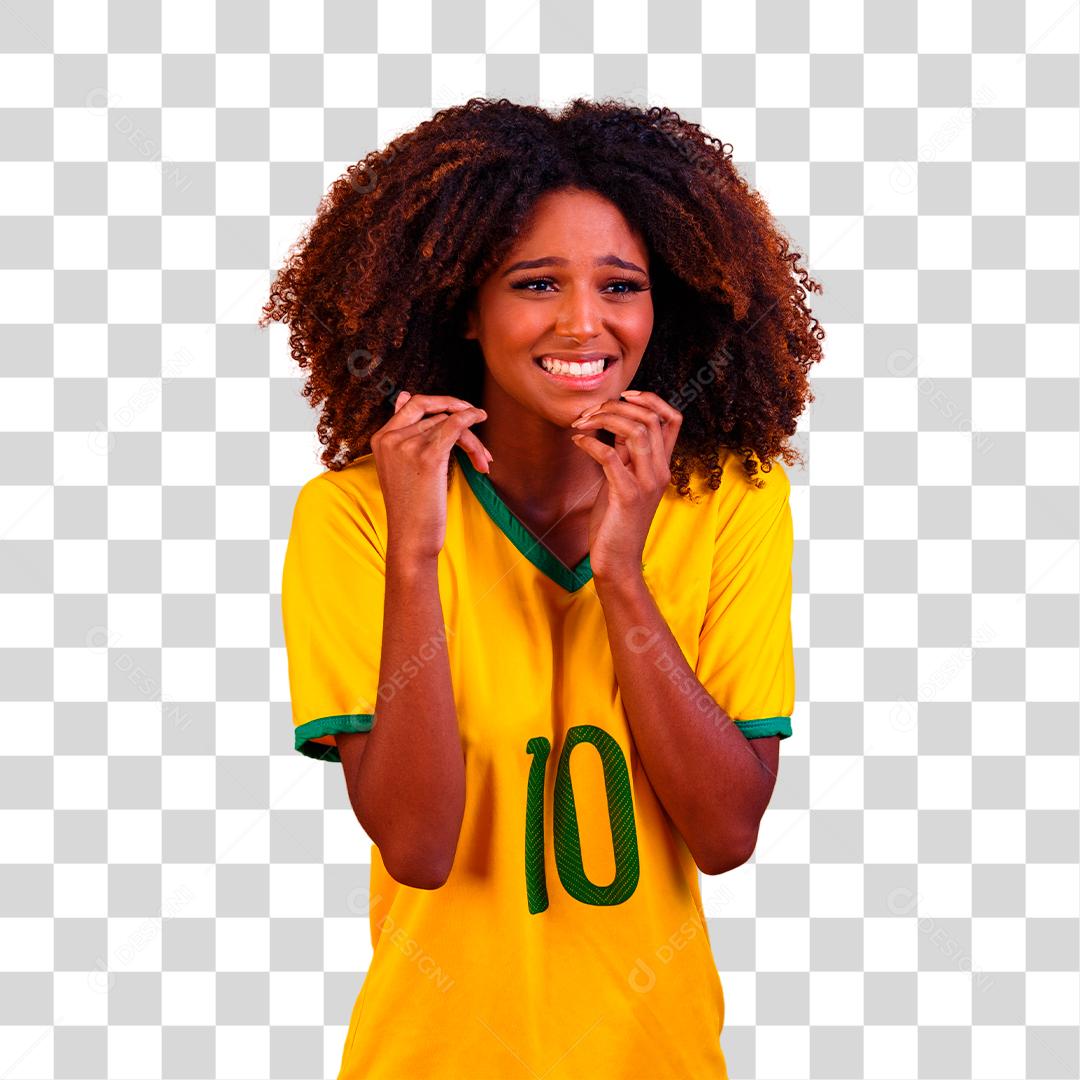 Mulher brasileira comemorando  partida de futebol