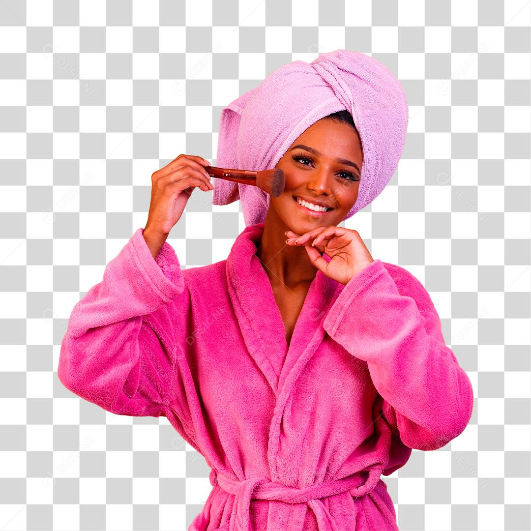 Mulher afro com toalha na cabeça e roupão de banho depois de sair do banho  banho e cuidados