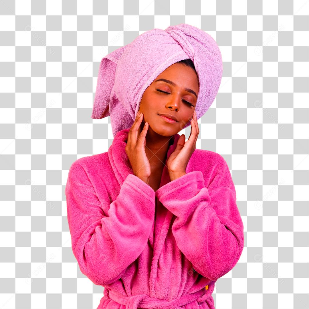Mulher afro com toalha na cabeça e roupão de banho depois de sair do banho