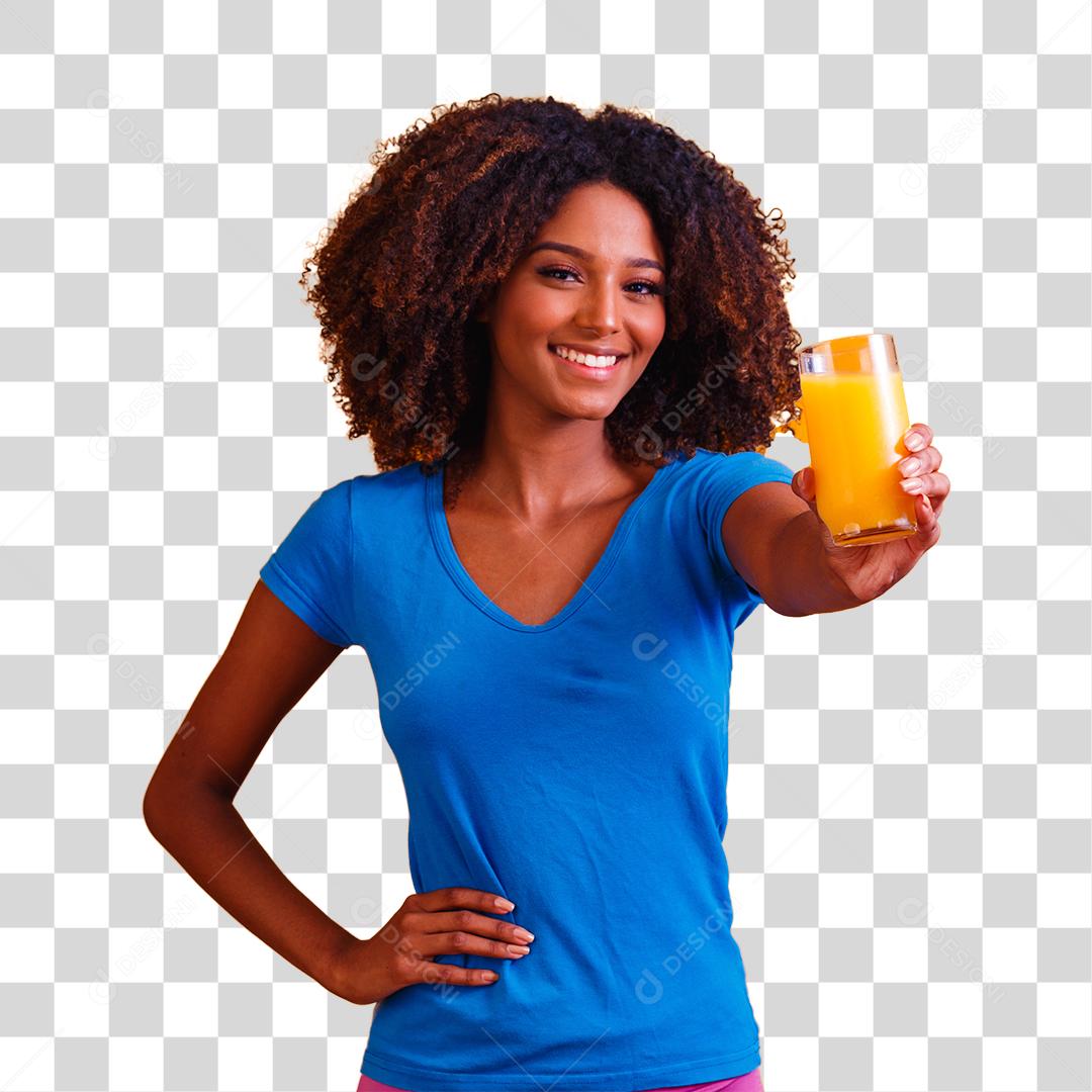 Linda mulher morena bebendo suco de laranja