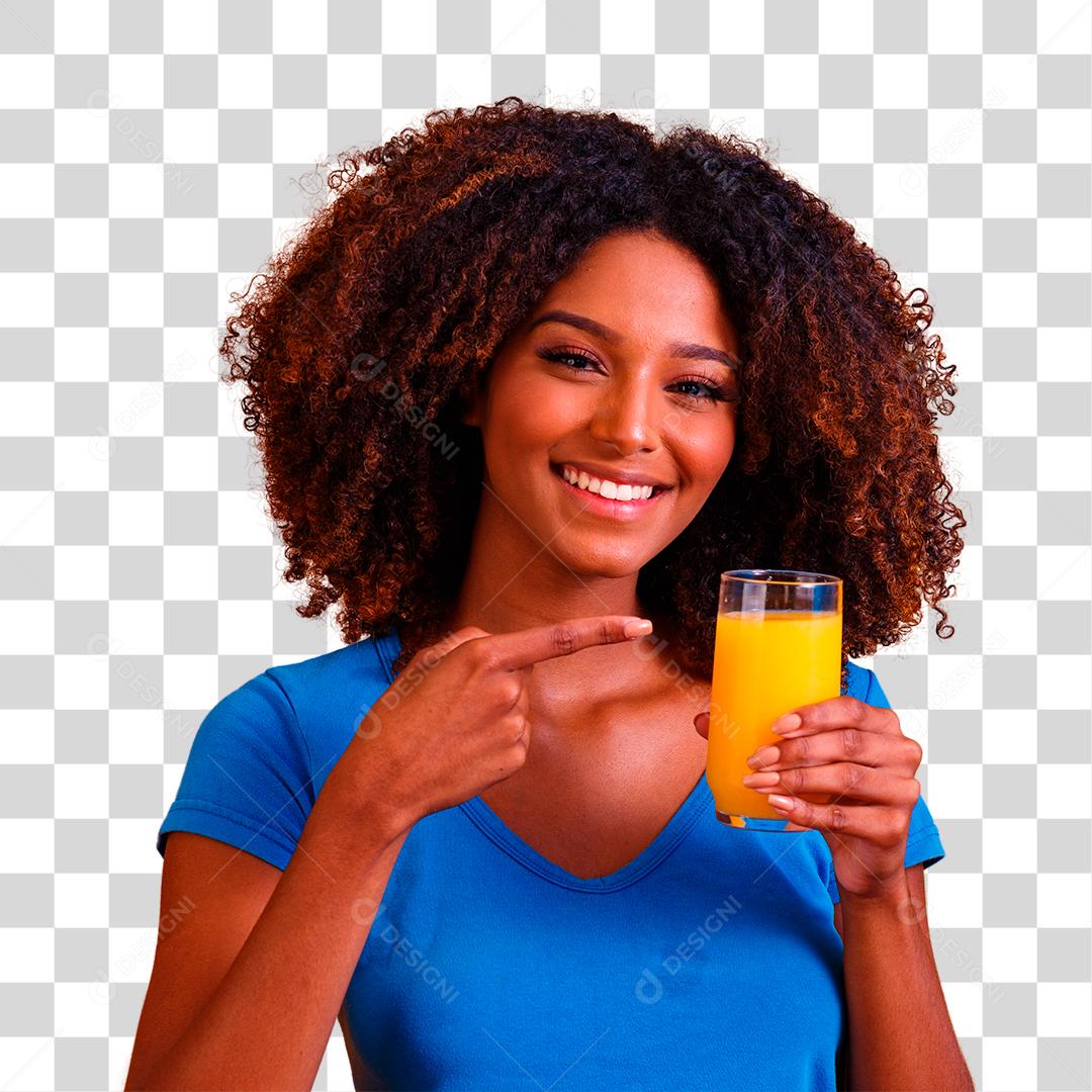 Linda mulher morena apontando para copo com suco de laranja
