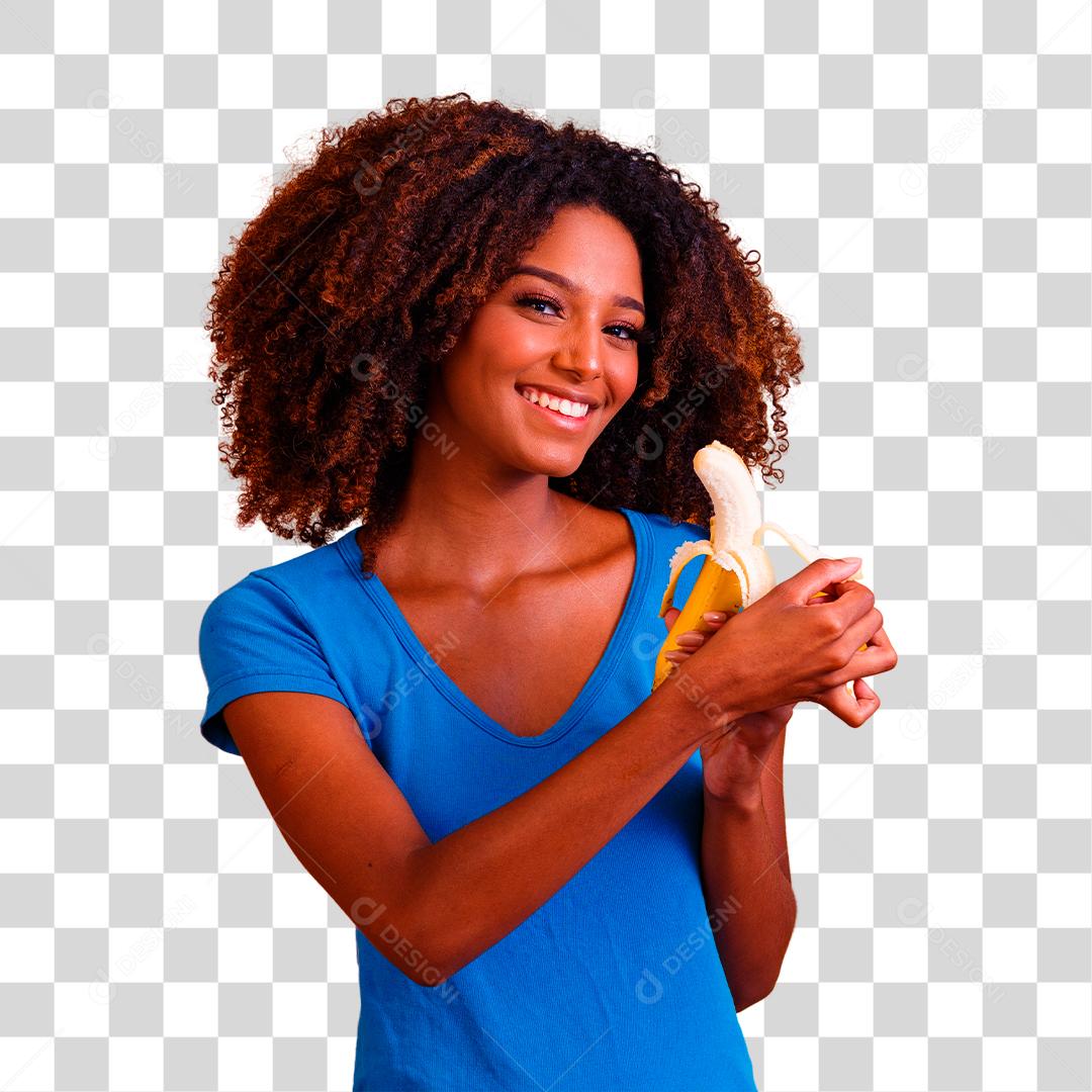 Mulher morena sorrindo segurando banana