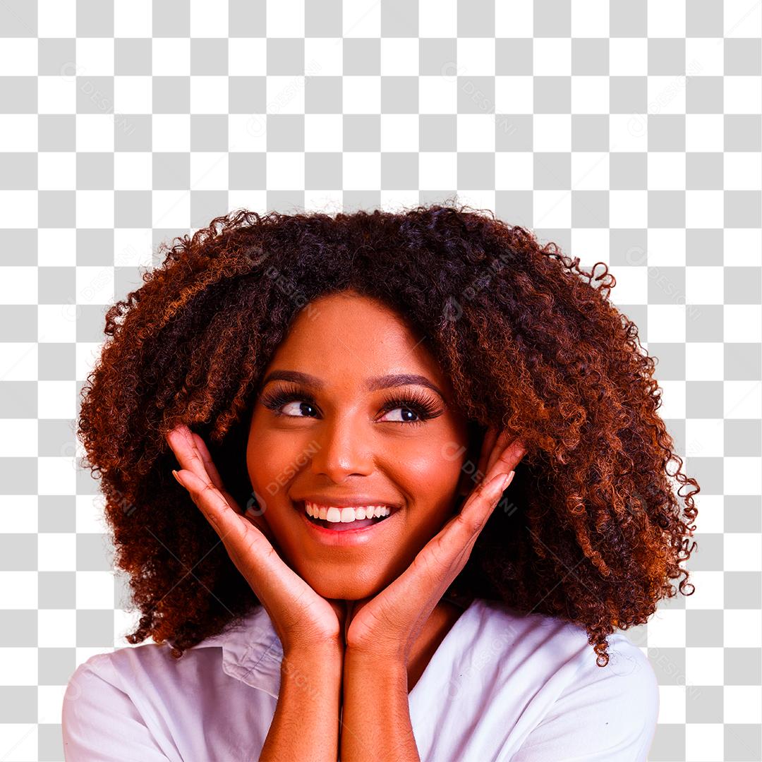 Mulher morena sorrindo com cabelo cacheado