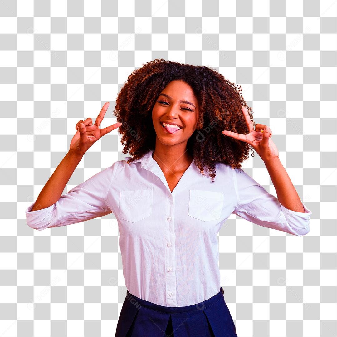 Mulher afro fazendo sinal de V com as mãos feliz e alegre