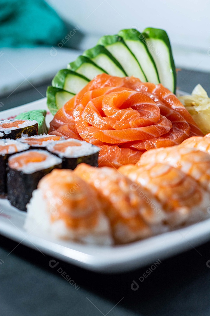 Sushi Enrolado De Arroz Na Alga Com Salmão