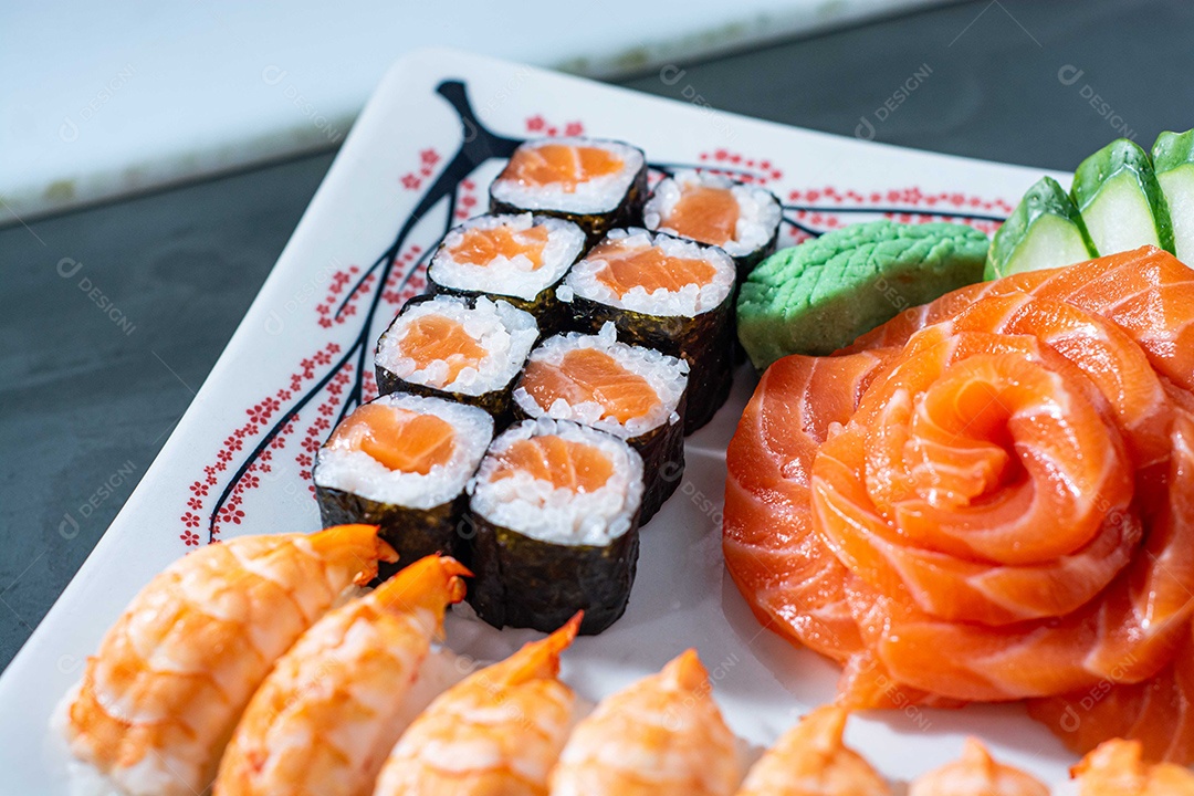 Sushi Enrolado De Arroz Na Alga Com Salmão Imagem JPG
