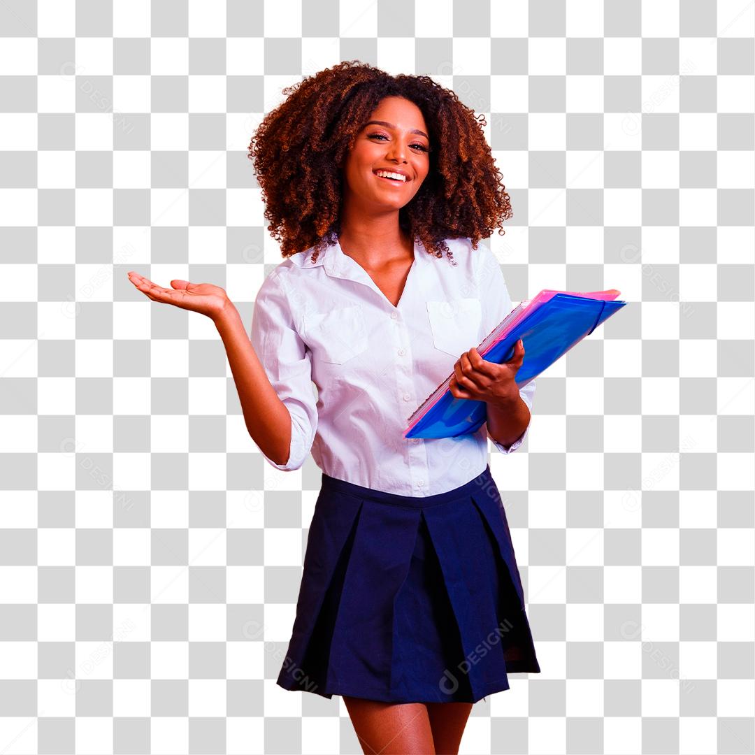 Mulher estudante afro com livros e cadernos nas mãos