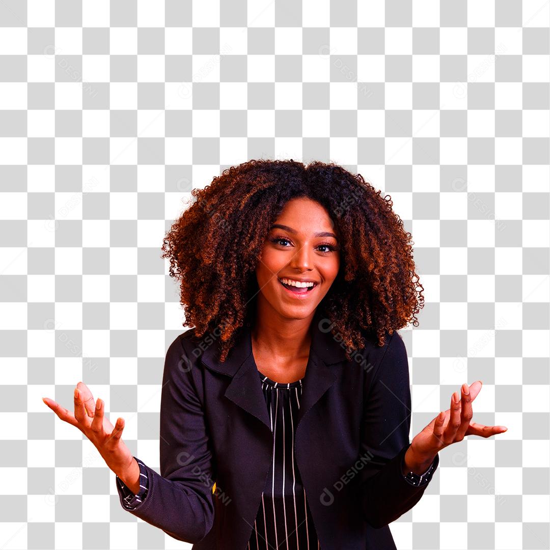 feliz mulher afro de braços abertos