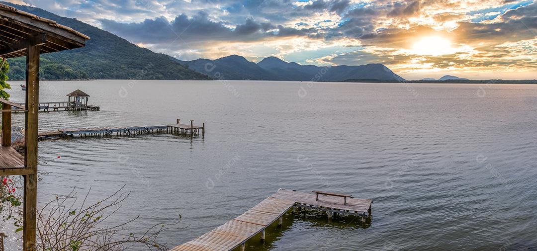 Vista panorâmica da Lagoa da Conceição em Florianópolis, Brasil - Casas rústicas e cais de madeira à beira dágua