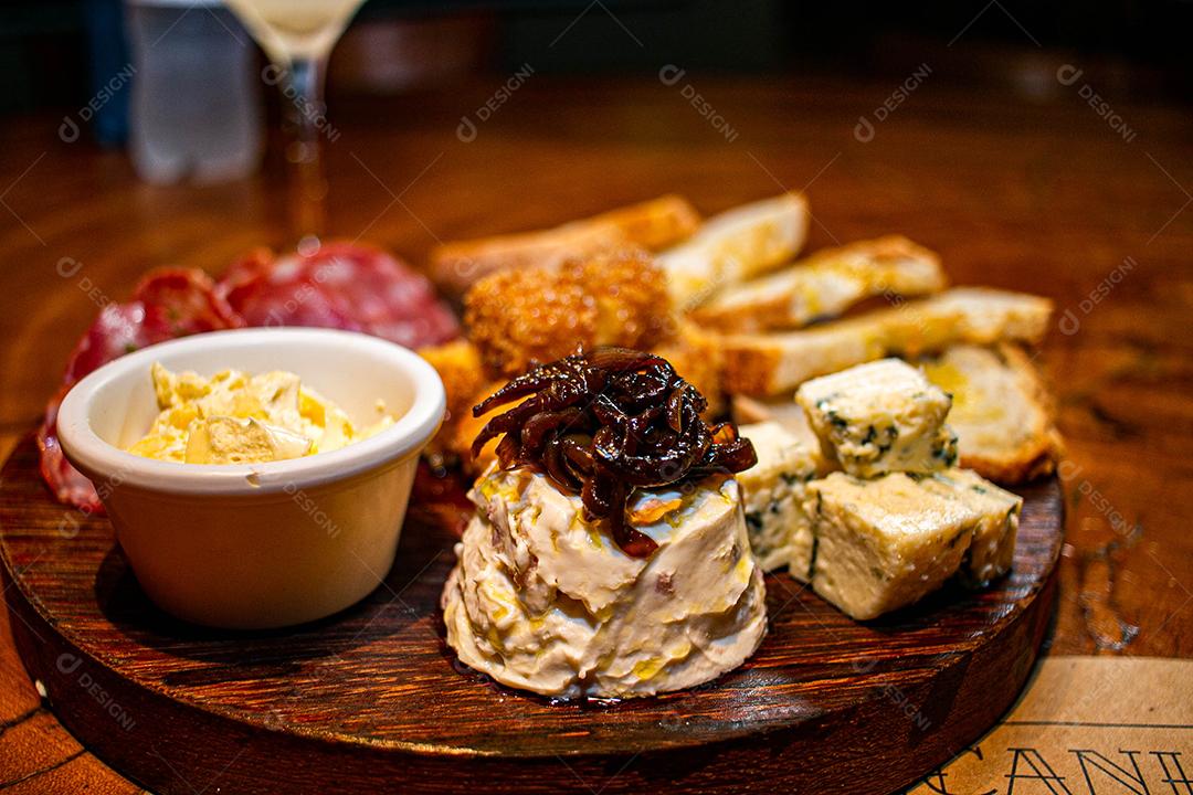 Tabua redonda com petiscos clássicos