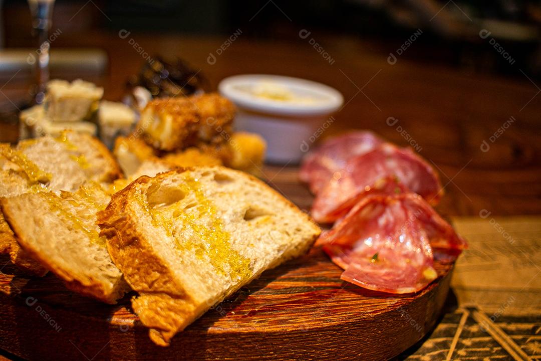 Tabua redonda com petiscos clássicos