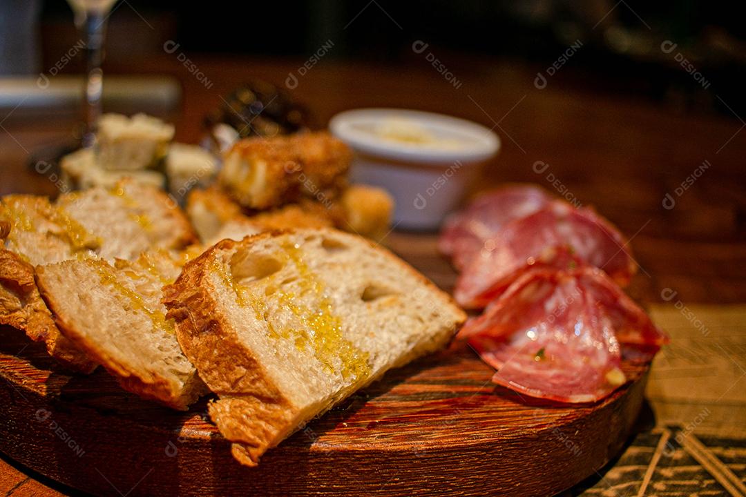 Tabua redonda com petiscos clássicos