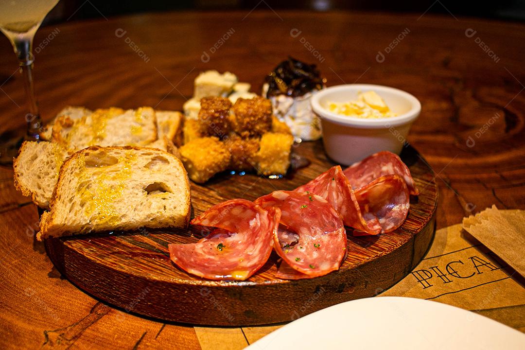 Tabua redonda com petiscos clássicos