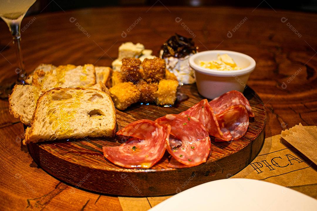 Tabua redonda com petiscos clássicos