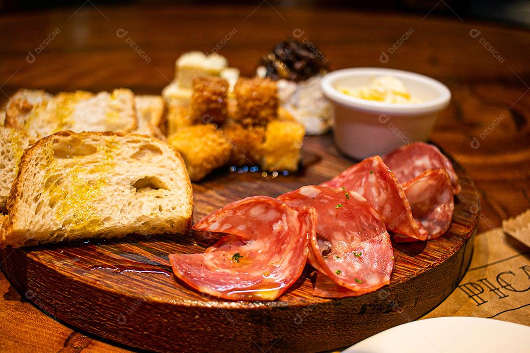 Tabua redonda com petiscos clássicos