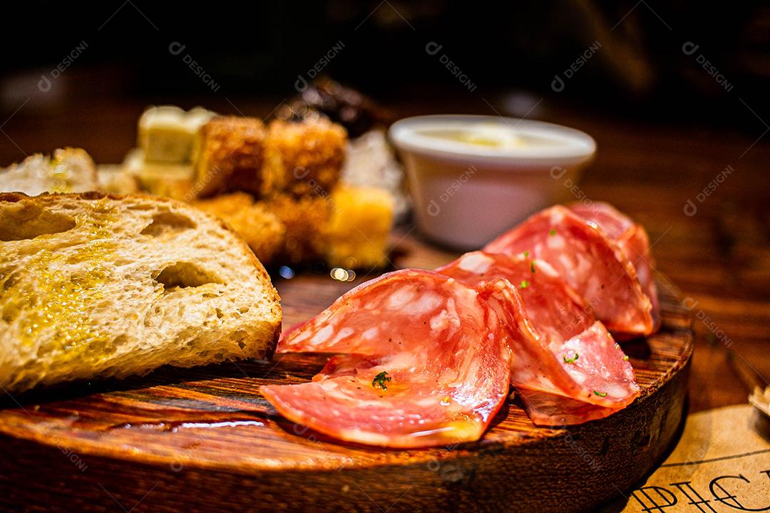 Tabua redonda com petiscos clássicos