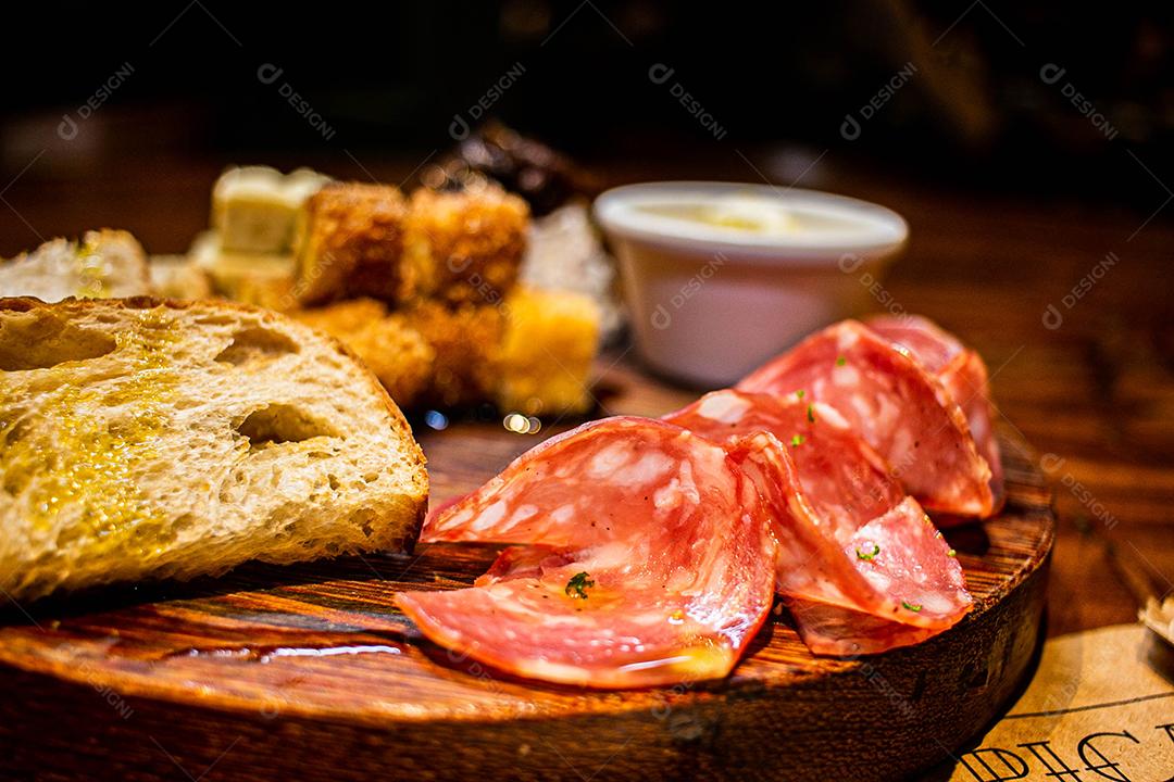 Tabua redonda com petiscos clássicos