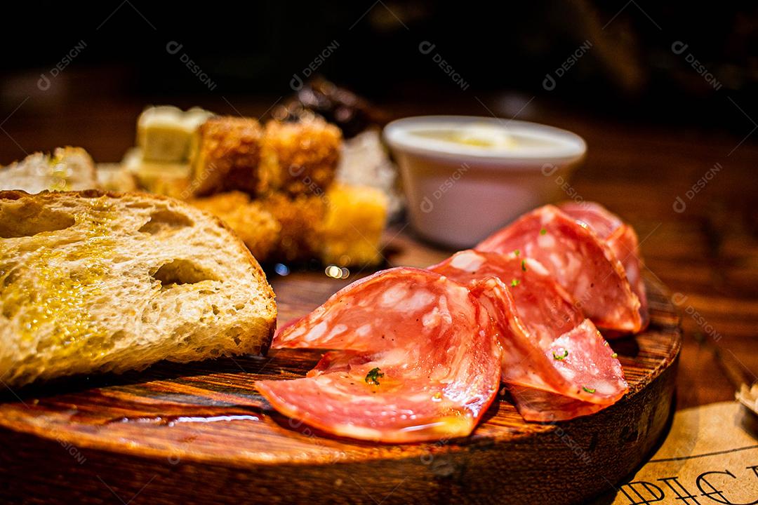 Tabua redonda com petiscos clássicos