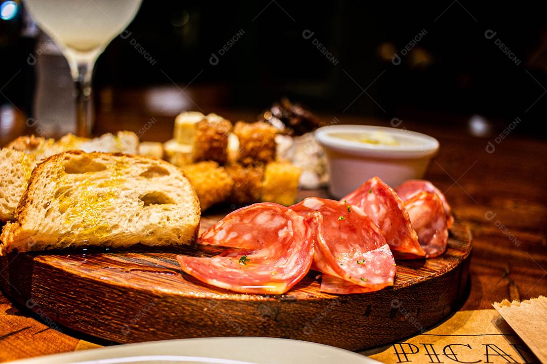 Tabua redonda com petiscos clássicos