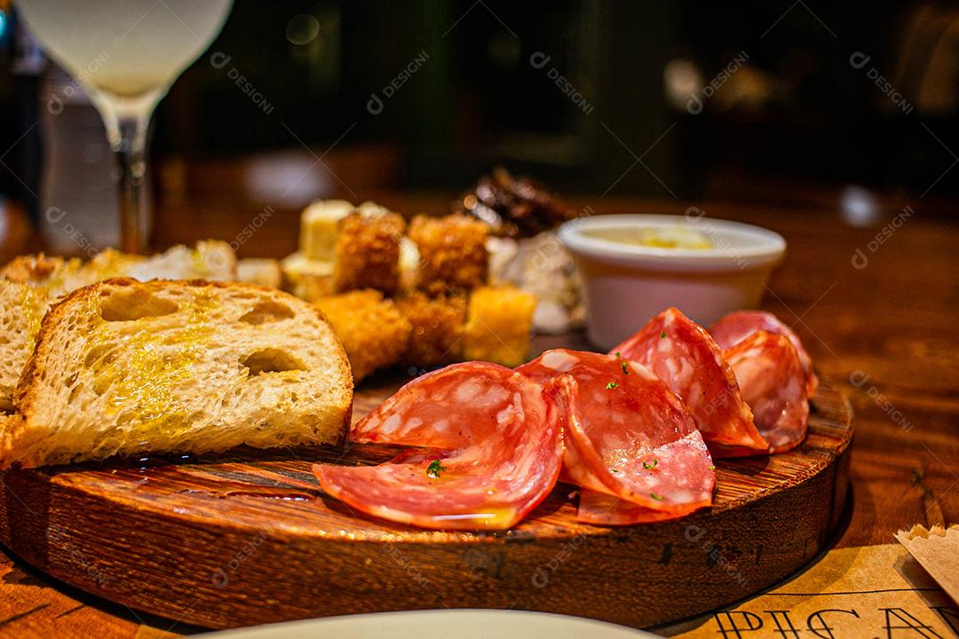 Tabua redonda com petiscos clássicos