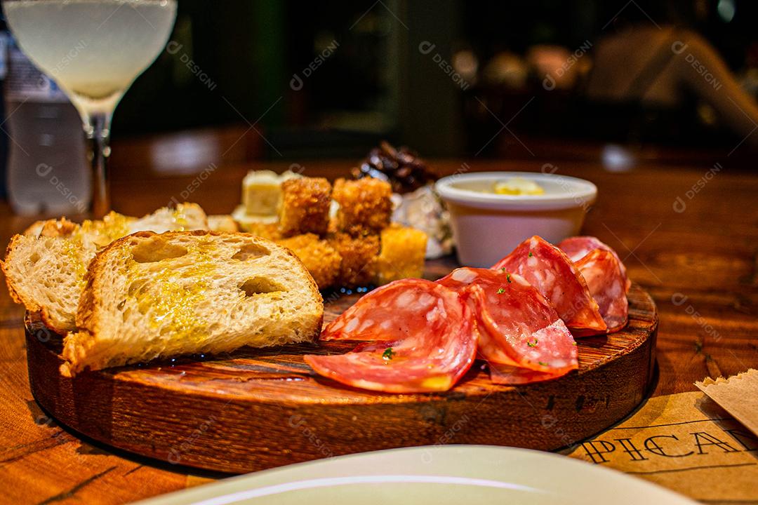 Tabua redonda com petiscos clássicos