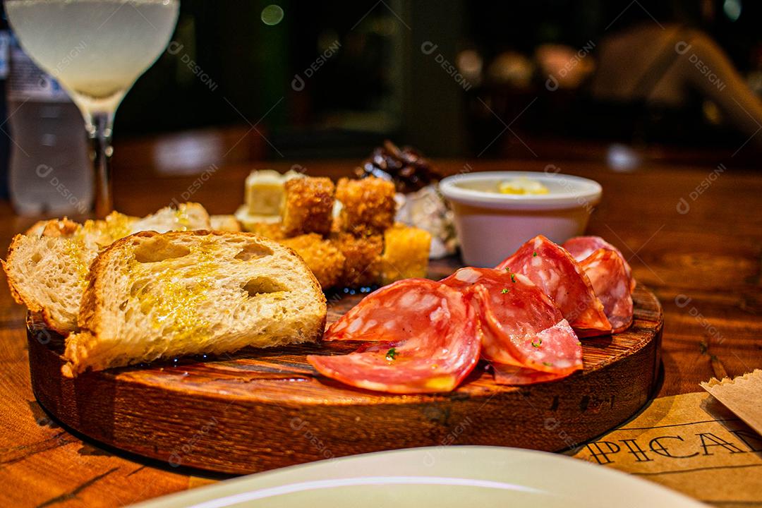 Tabua redonda com petiscos clássicos