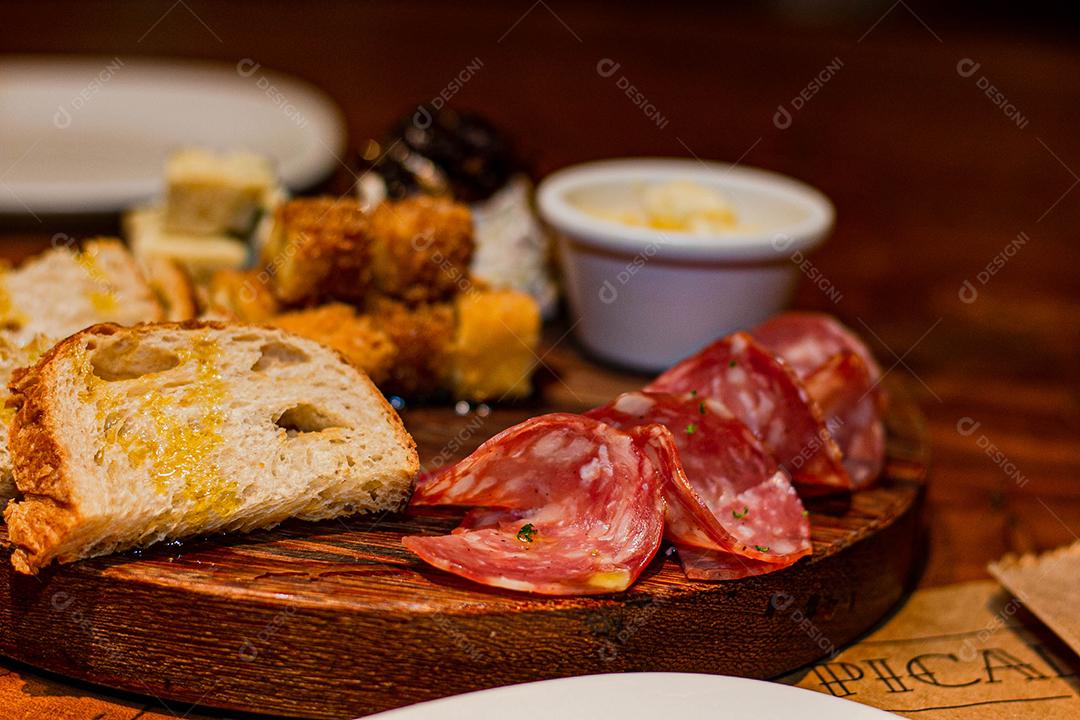 Tabua redonda com petiscos clássicos