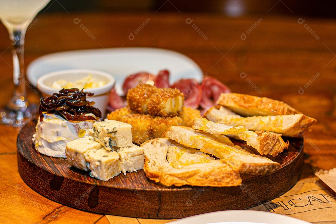 Tabua redonda com petiscos clássicos
