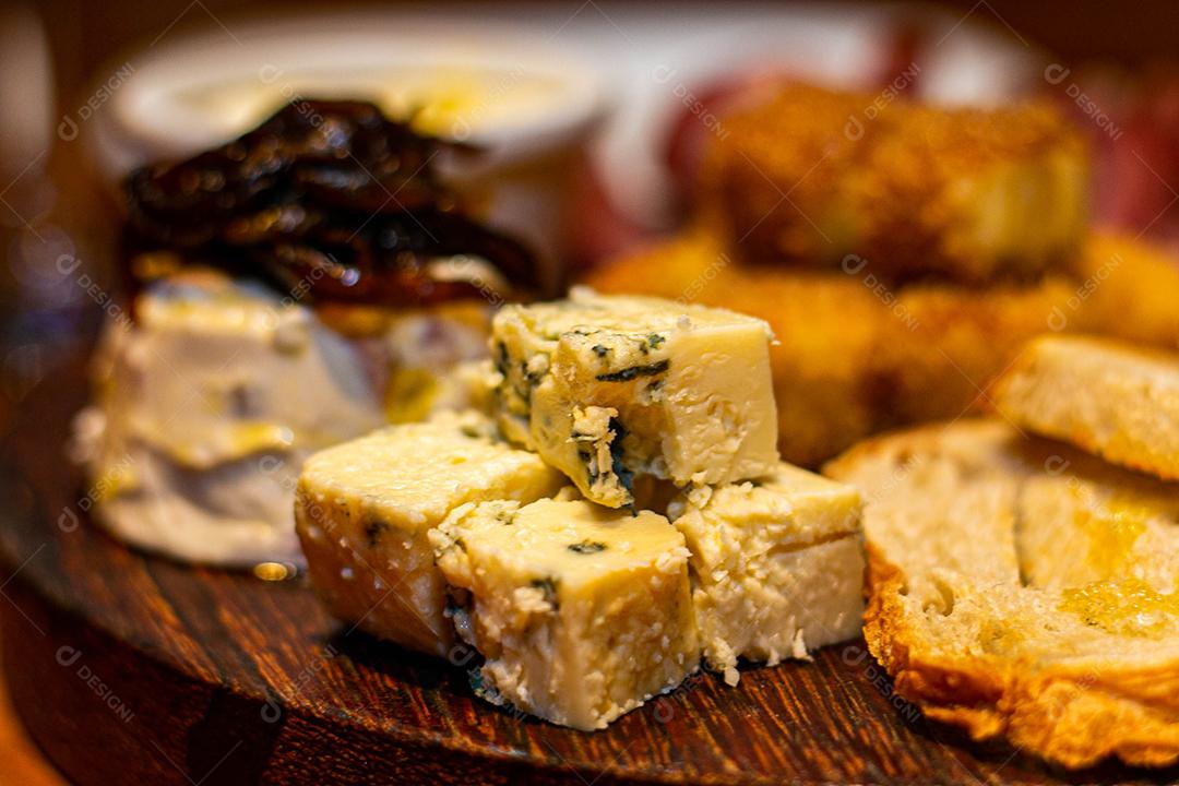 Tabua redonda com petiscos clássicos