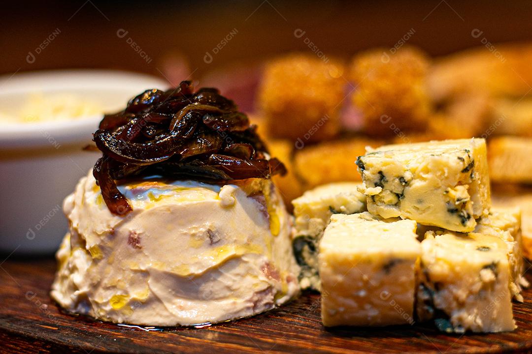 Tabua redonda com petiscos clássicos